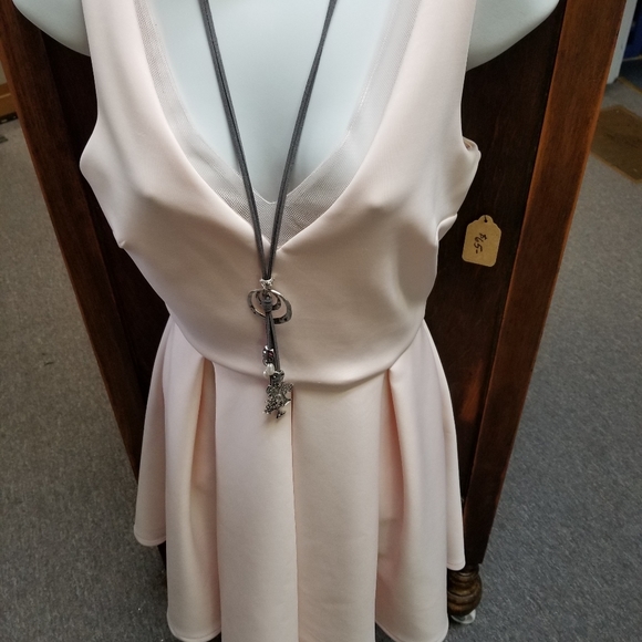 Dresses - Picture 3 of 3